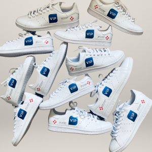 Lire la suite à propos de l’article 300 paires de sneakers personnalisées pour VINCI : quand l’objet corporate devient une véritable expérience de marque
