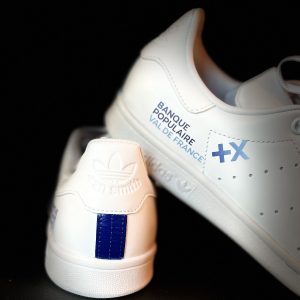 Lire la suite à propos de l’article Banque Populaire Val de France x Margot Del Coco : 350 paires de baskets personnalisées réalisées pour le réseau