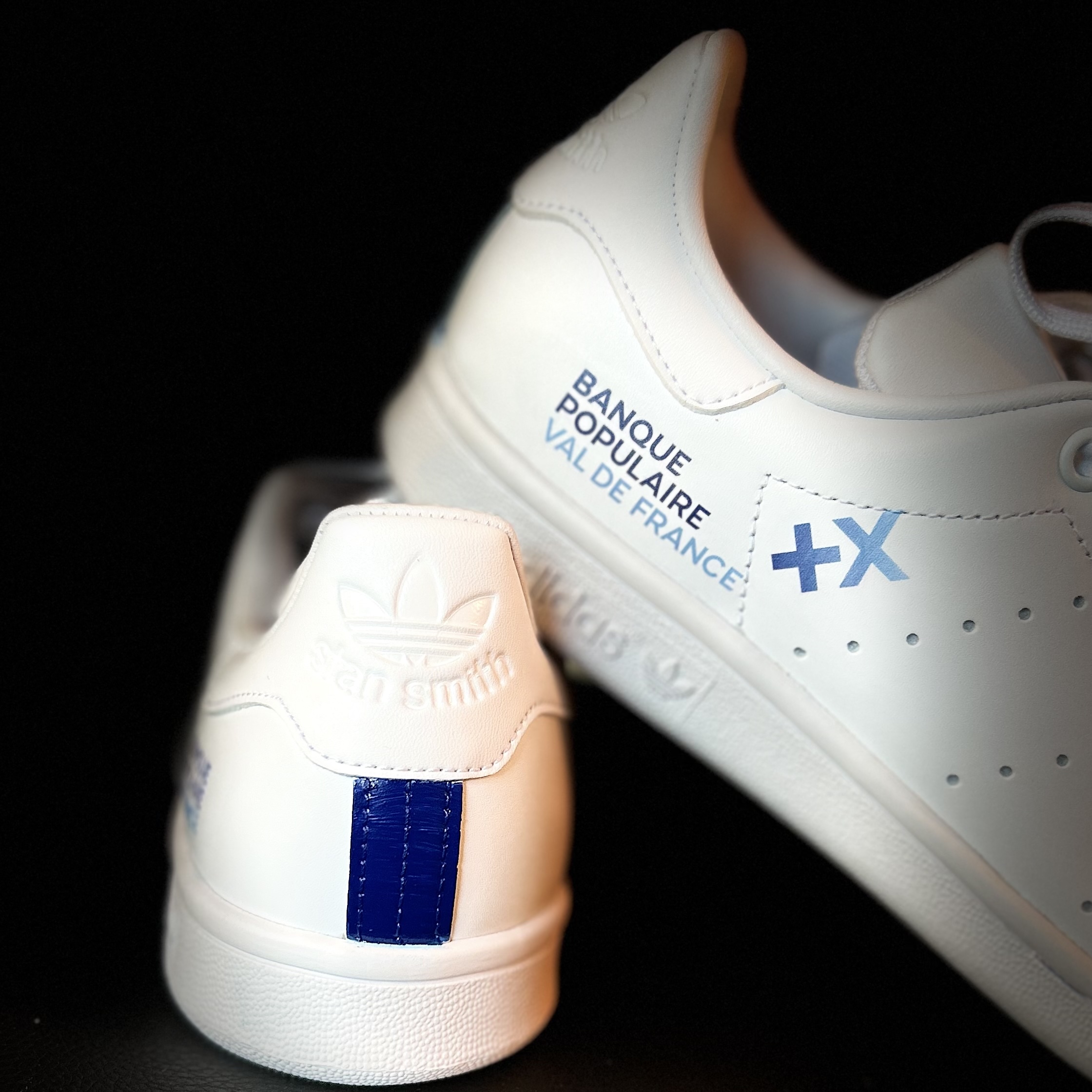 You are currently viewing Banque Populaire Val de France x Margot Del Coco : 350 paires de baskets personnalisées réalisées pour le réseau