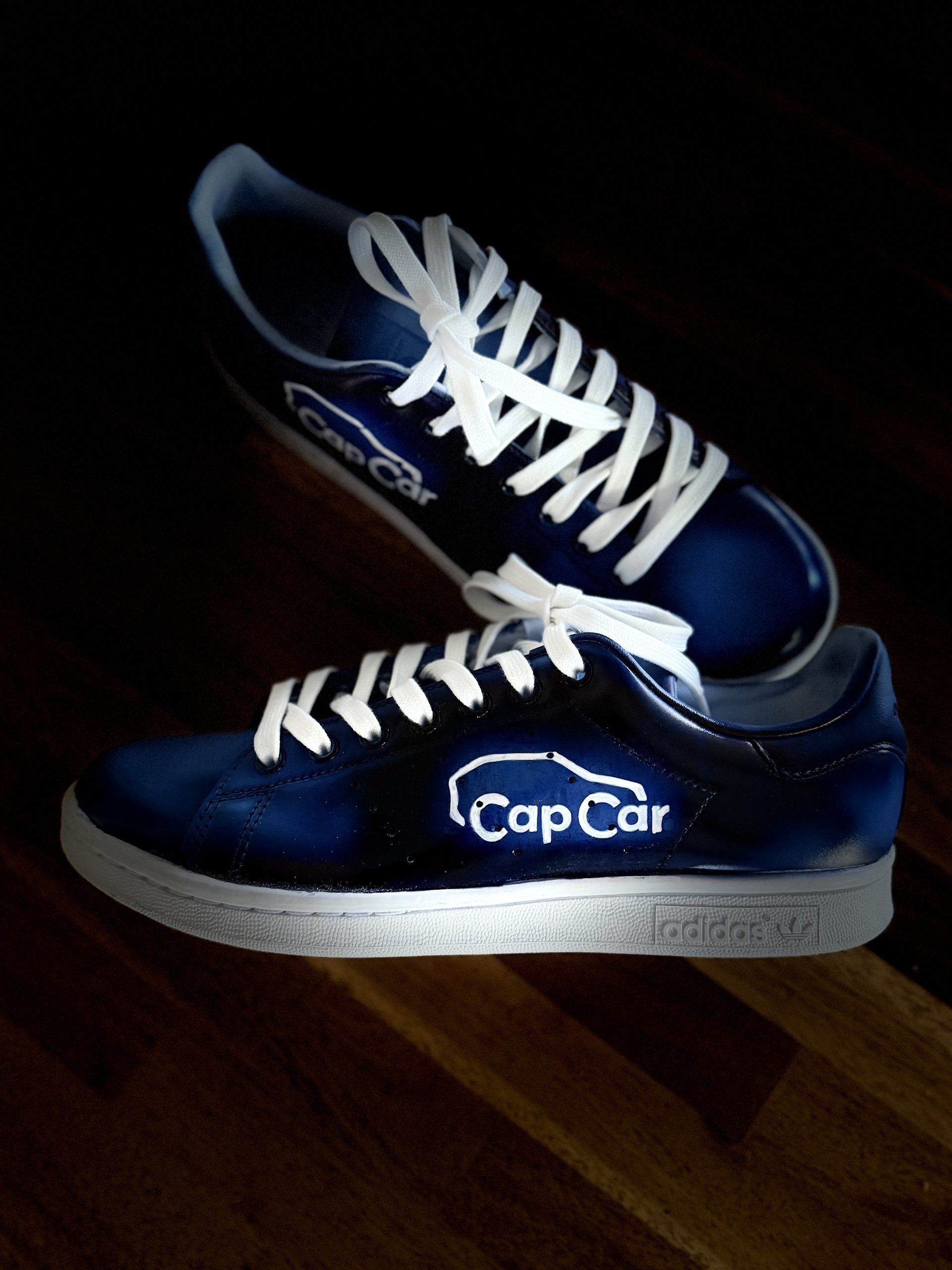 You are currently viewing Transformer son logo en baskets personnalisées : l’exemple de CapCar