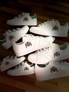 Lire la suite à propos de l’article Polo de Chantilly : des Stan Smith personnalisées pour une boutique exclusive