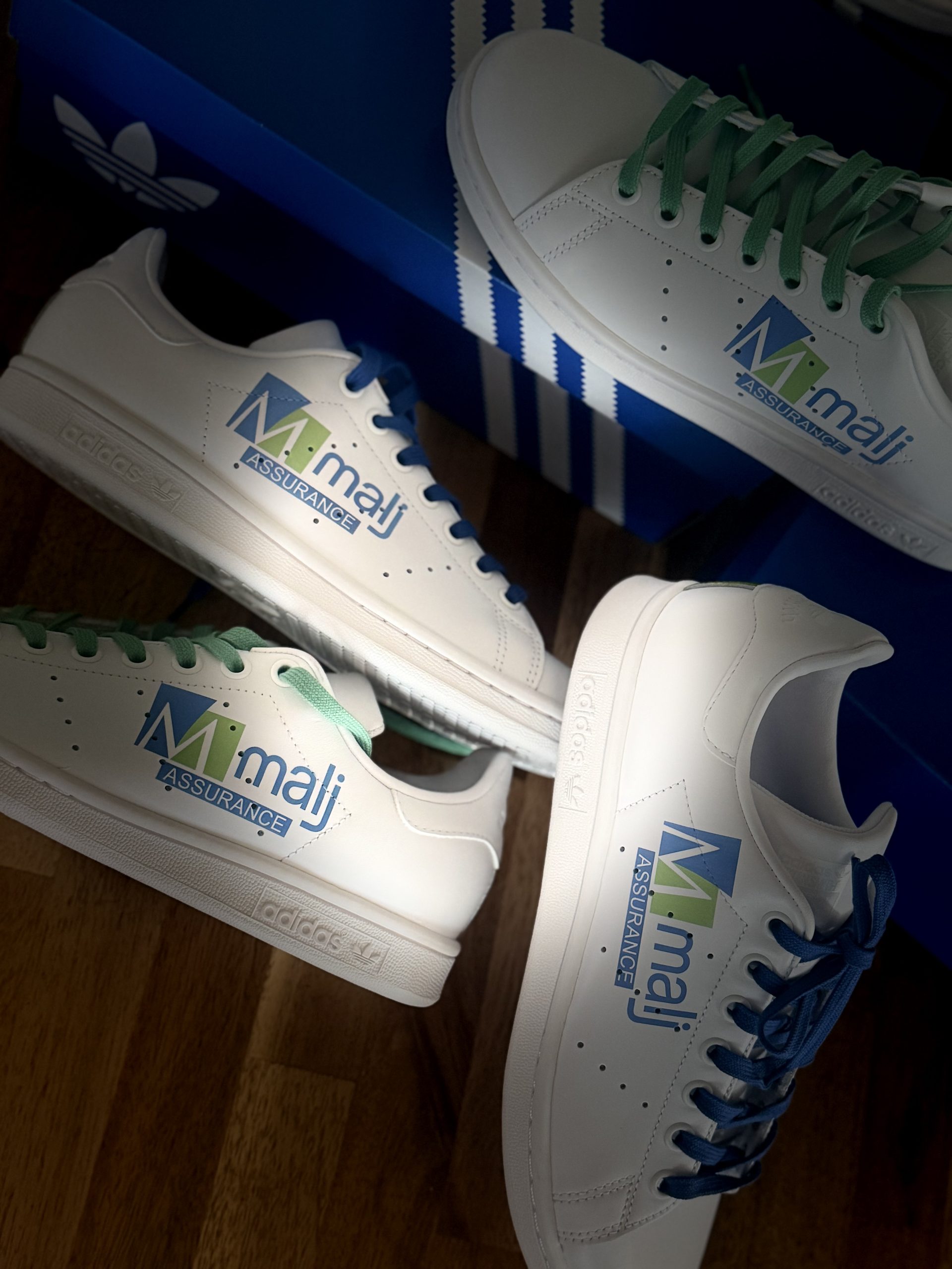 baskets logotées ,80 Stan Smith personnalisées MAJ Assurance pour un team building de rentrée.